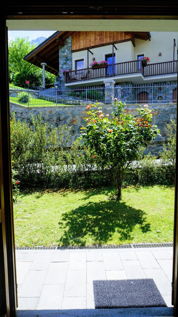 Double Room, Shared Bathroom | Garden view