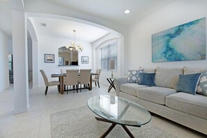 Huis, 6 slaapkamers, privézwembad | Woonkamer | Een flatscreentelevisie