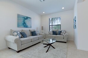 Huis, 6 slaapkamers, privézwembad | Woonkamer | Een flatscreentelevisie