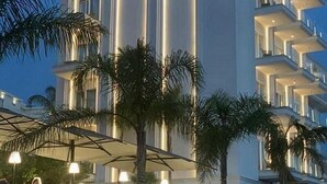 A multi-story hotel with a modern design, featuring balconies and a rooftop terrace. - Demi Hotel (Sarandë)