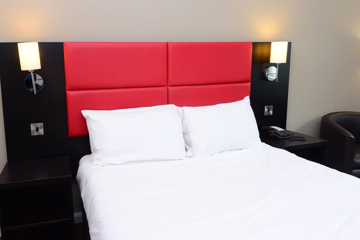 standard double room | desk, iron/ironing board, free cots/infant beds, bed sheets