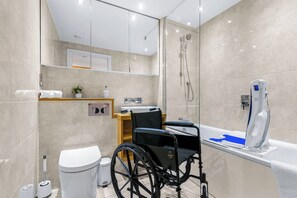 클래식 아파트, 침실 2개, 시내 전망 | 욕실 | 샤워기/욕조 결합, 무료 세면용품, 헤어드라이어, 타월