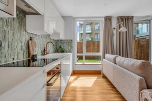 클래식 아파트, 침실 2개, 시내 전망 | 전용 주방 | 냉장고, 전자레인지, 오븐, 쿡탑