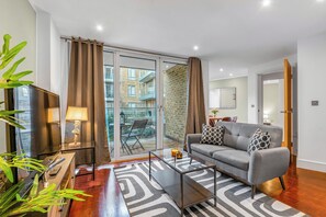 클래식 아파트, 침실 2개, 시내 전망 | 거실 공간 | 케이블 채널 시청이 가능한 32인치 평면 TV, TV