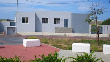 Vista frontal de la propiedad