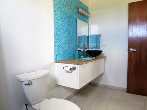 Biệt thự | Phòng tắm | Buồng tắm vòi sen, đồ dùng nhà tắm miễn phí, máy sấy tóc, khăn tắm 