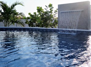 Hồ bơi ngoài trời, ghế dài tắm nắng 