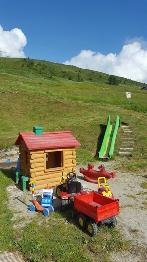 Tempat bermain anak - outdoor
