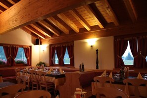 Phục vụ bữa trưa và bữa tối, món Ý 