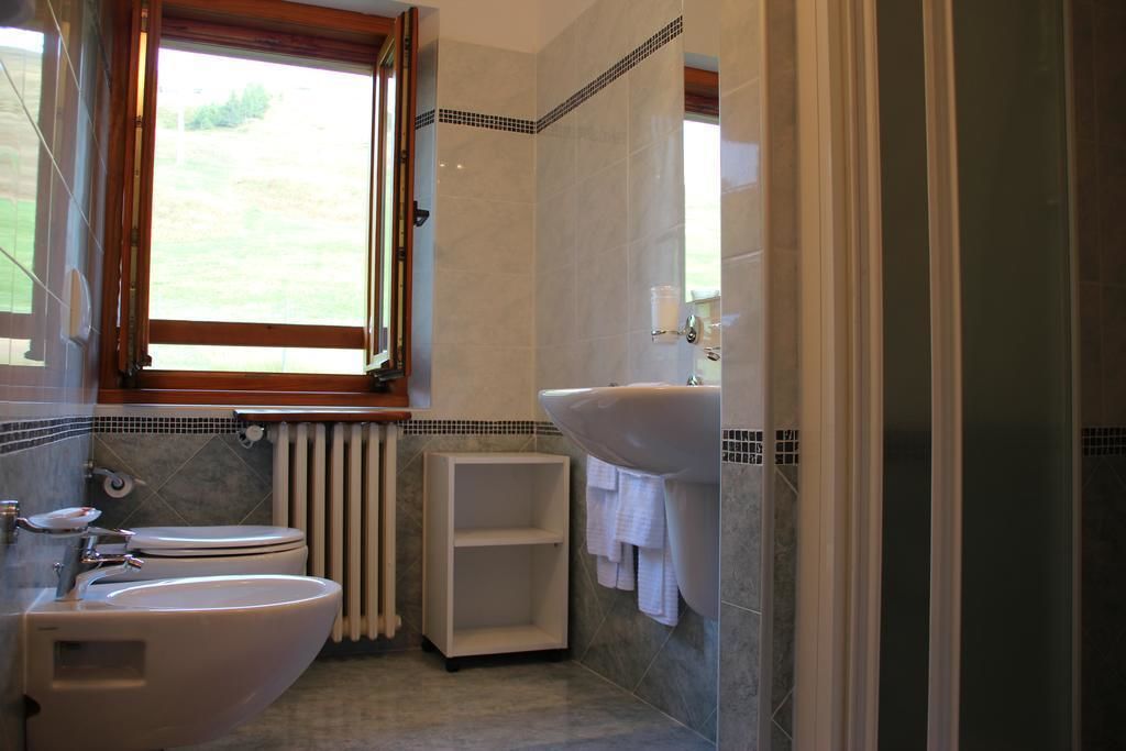 Shower, free toiletries, hair dryer, bidet
