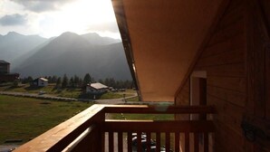 A wooden cabin with a balcony overlooking a mountainous landscape. - Bucaneve (Campodolcino)