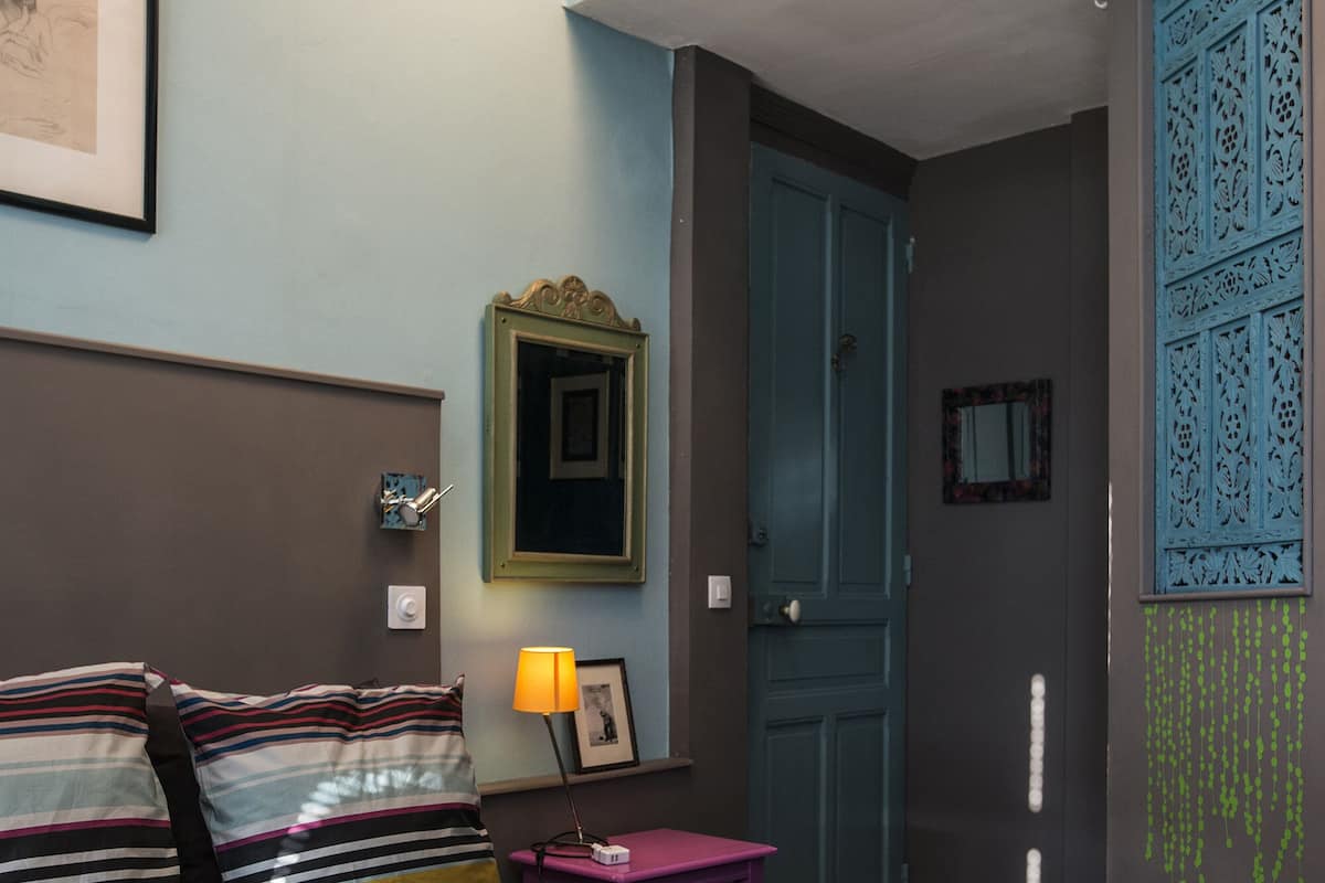 Kamar Double Klasik | Seprai katun Mesir, seprai premium, minibar, dan didekorasi berbeda-beda