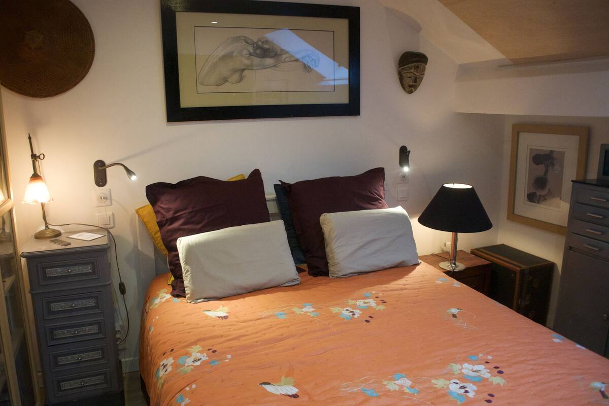 Egyptian cotton sheets, premium bedding, minibar, desk