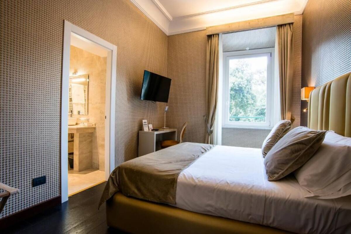 Premium bedding, down comforters, in-room safe, desk
