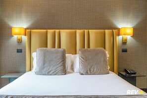 Premium bedding, down duvets, free minibar, in-room safe - Via Veneto Suites (Rome)