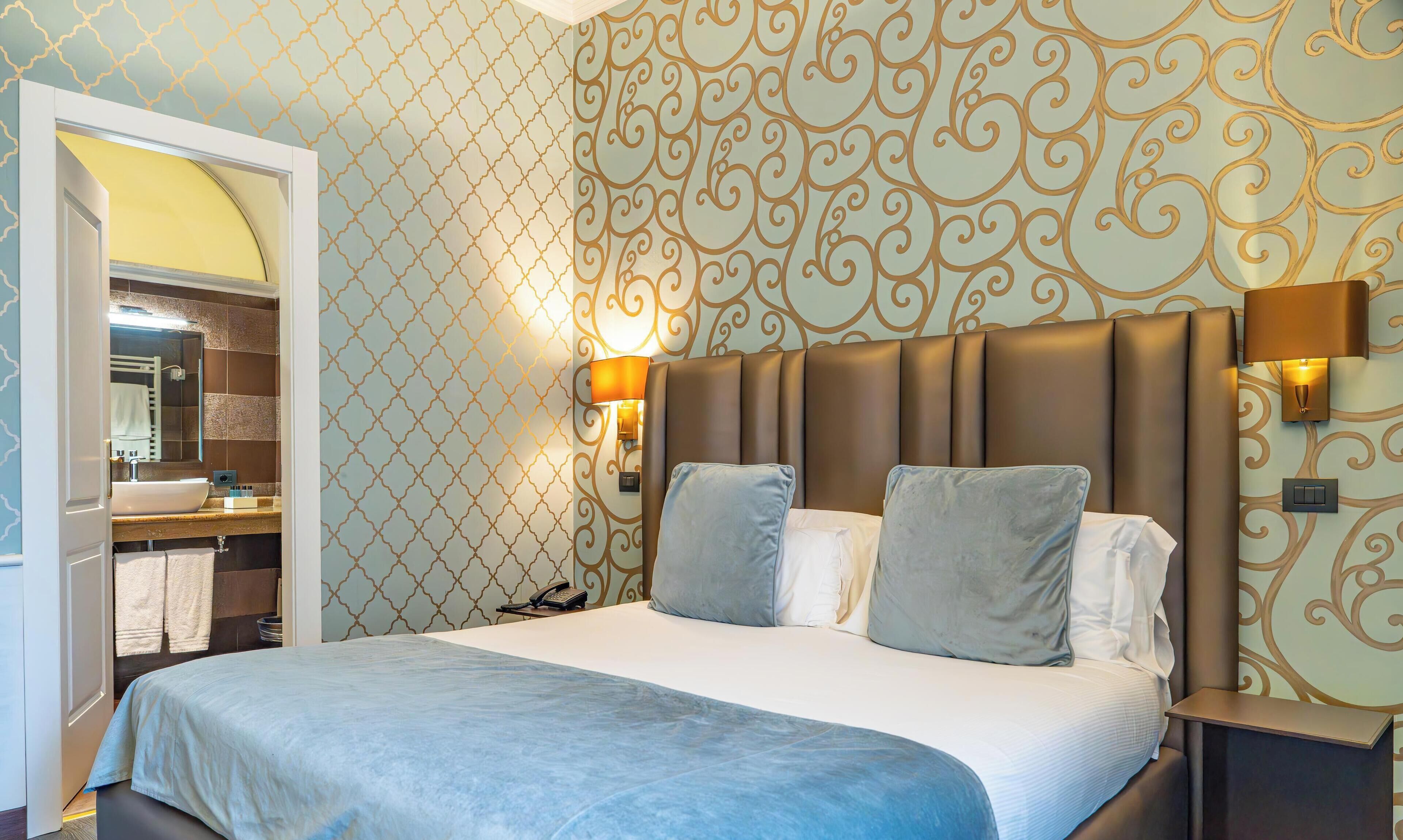 高级双人房 | 高档床上用品、羽绒被、迷你吧（备有免费物品）、客房内保险箱