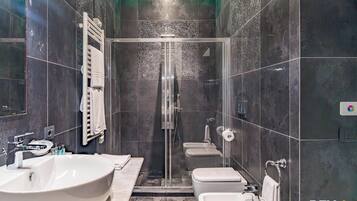 Superior Double Room | Bathroom | Shower, free toiletries, hair dryer, slippers