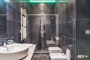 Superior Double Room | Bathroom | Shower, free toiletries, hair dryer, slippers - Via Veneto Suites (Rome)