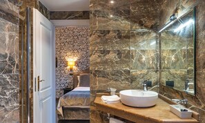 Doppia Standard | Bagno | Doccia, set di cortesia gratuito, asciugacapelli, pantofole