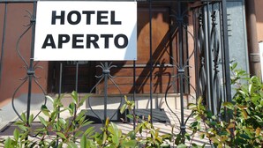 A hotel entrance with a red awning labeled "Hotel Samoggia" and a sign stating "HOTEL APERTO". - Hotel Samoggia (Valsamoggia)