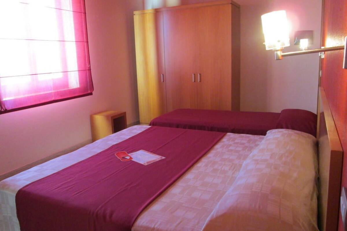 经典三人房 | 迷你吧、客房内保险箱、办公桌、笔记本电脑工作区