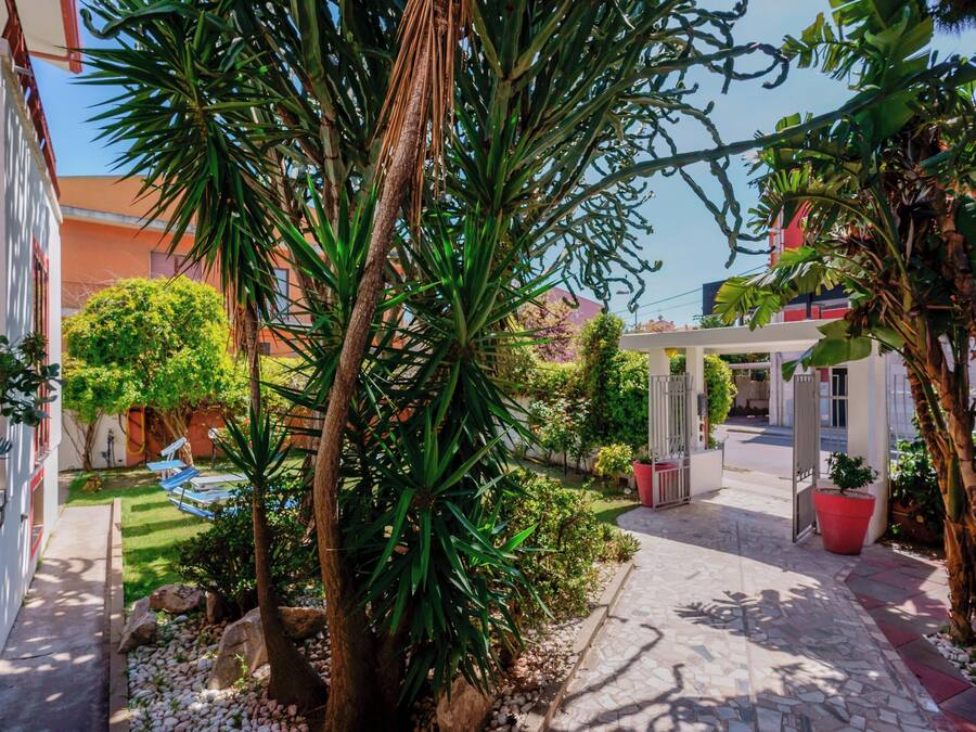 Pintu masuk properti