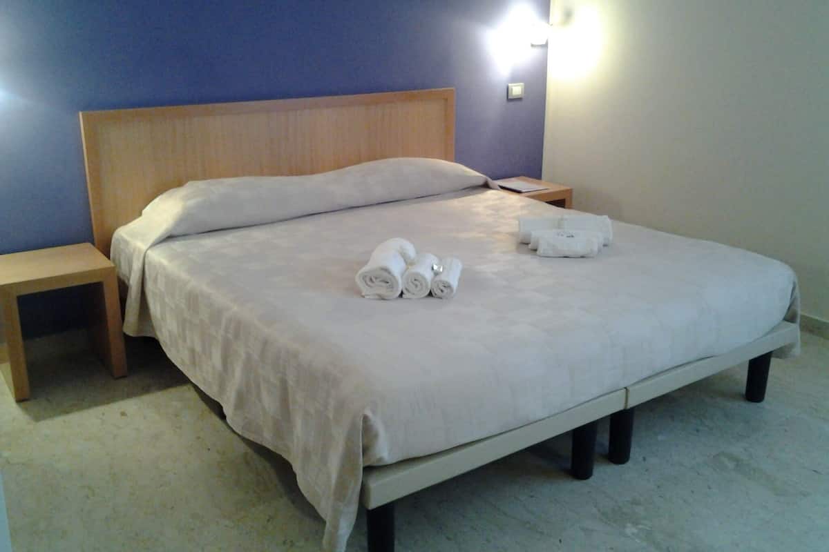 1 chambre, minibar, coffres-forts dans les chambres, bureau