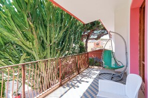 ميني بار وخزنة داخل الغرفة ومكتب ومساحة عمل للكمبيوتر المحمول