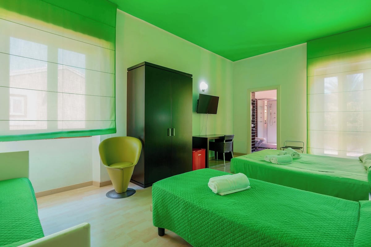 1 chambre, minibar, coffres-forts dans les chambres, bureau