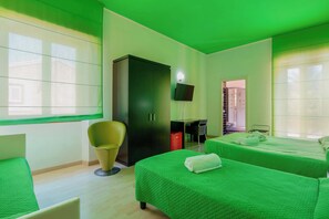 Habitación familiar con 1 cama matrimonial o 2 individuales, vista al jardín, en el área del jardín | Minibar, caja de seguridad en la habitación y escritorio 