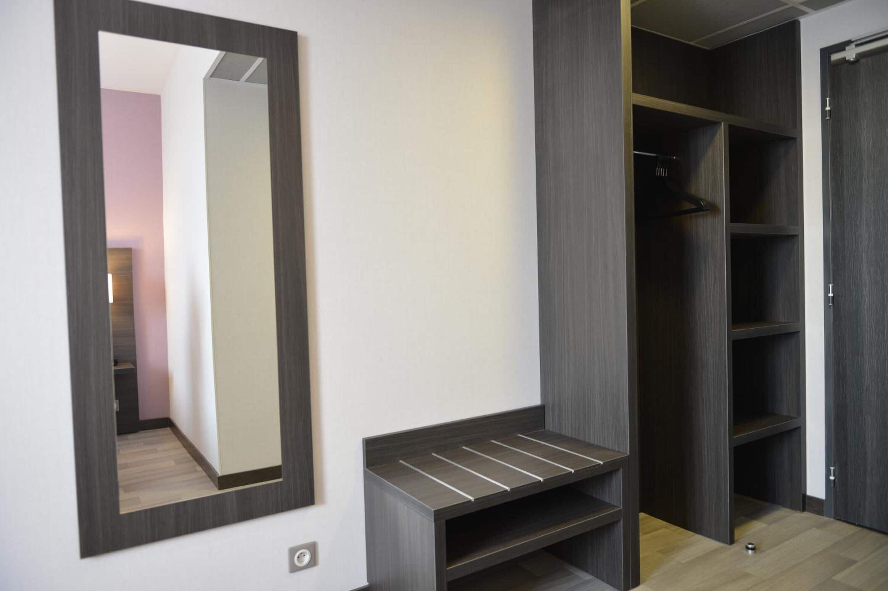 desk, soundproofing, free wifi, bed sheets