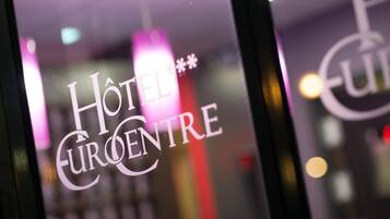 A window with the text "HOTEL EUROCENTRE" visible.