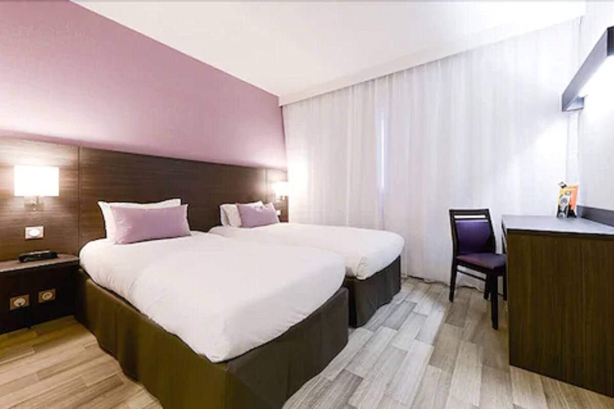 Quarto duplo | Escrivaninha, quartos à prova de som, Wi-Fi de cortesia, roupa de cama