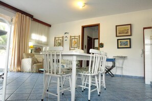 Apartamento grand, 2 quartos | Opções para refeição no quarto