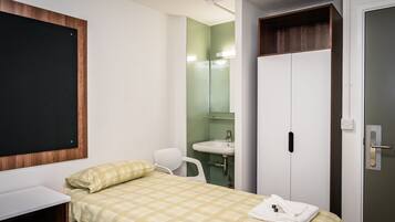 Standard Twin Room, 2 Single Beds, Shared Bathroom