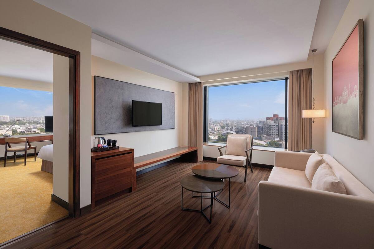 executive suite, 1 king bed | living room | 40-inch led tv with cable channels, tv, pay films
