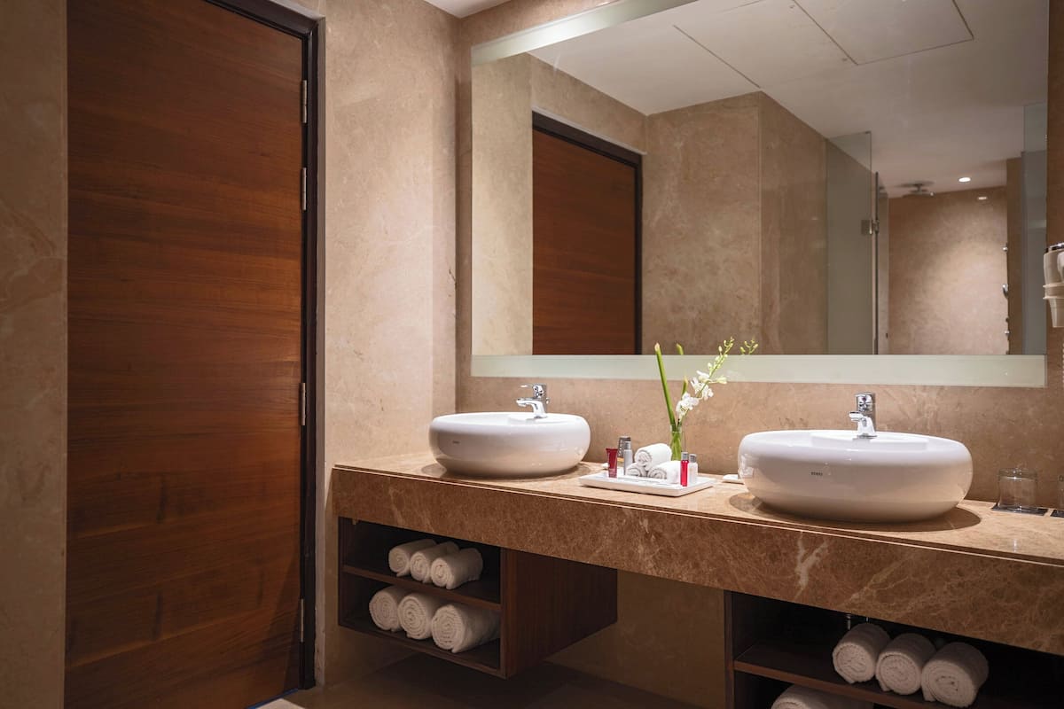 executive suite, 1 king bed | bathroom | shower, rainfall showerhead, free toiletries, hair dryer