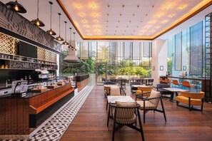 2 restaurants, breakfast, lunch, dinner served; Asian cuisine - Renaissance Ahmedabad SG Highway (Ahmedabad)