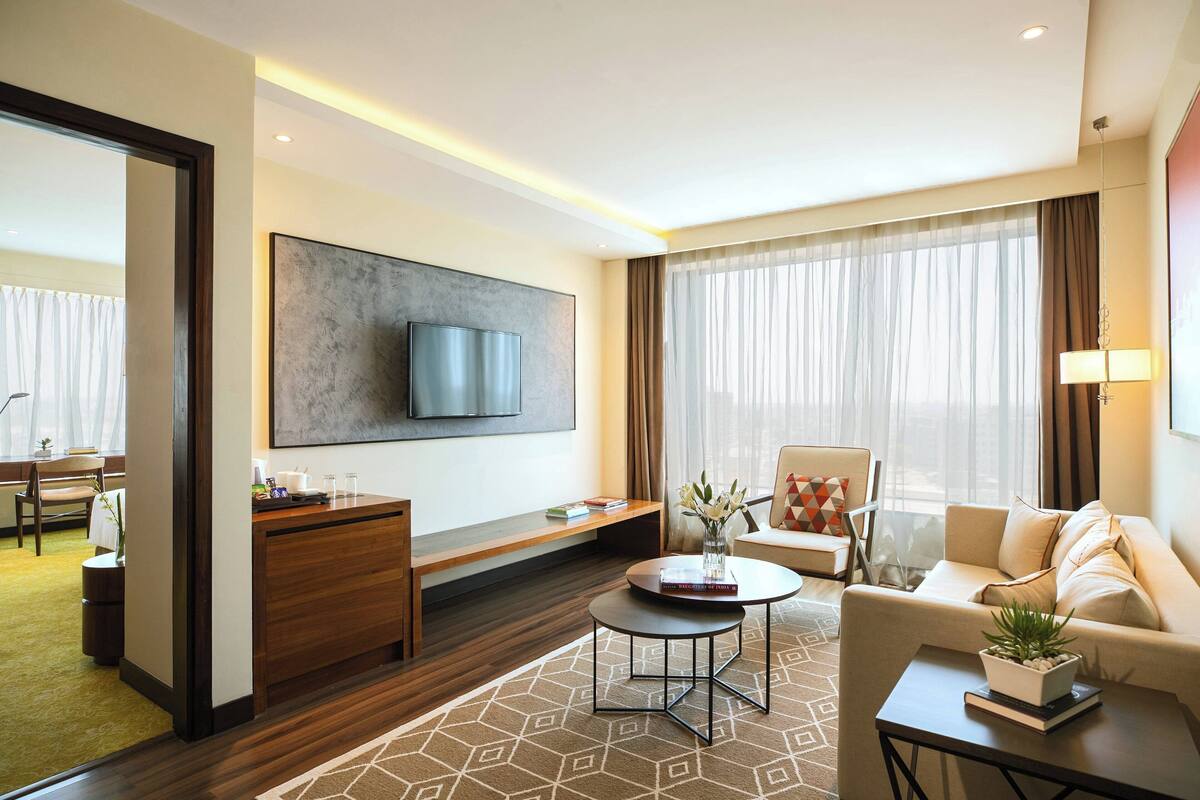 executive suite, 1 king bed | living area | 40-inch led tv with cable channels, tv, pay films