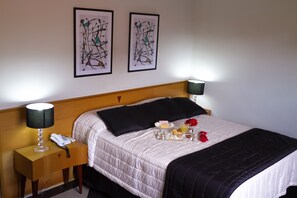 Suíte superior, 1 cama de casal, para não fumantes, banheira de hidromassagem | Frigobar, escrivaninha, Wi-Fi de cortesia, roupa de cama