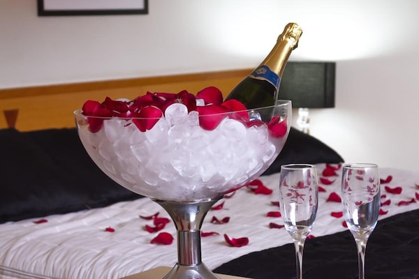 Minibar, bureau, Wi-Fi gratuit, draps fournis