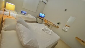 Habitación triple de lujo (Casal + 1) | Minibar, escritorio, wifi gratis y ropa de cama