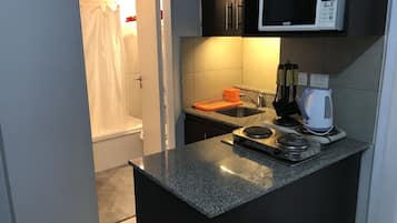 Tabla de planchar con plancha, wifi gratis y ropa de cama