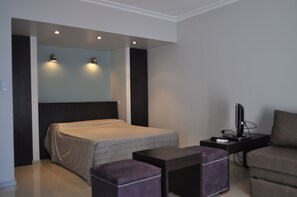 Tabla de planchar con plancha, wifi gratis y ropa de cama