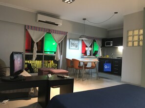Studio, 1 Doppelbett und Schlafsofa | Wohnzimmer | Flachbildfernseher