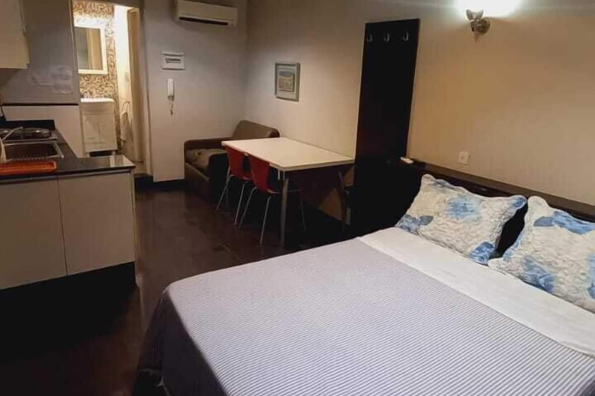 Tabla de planchar con plancha, wifi gratis y ropa de cama