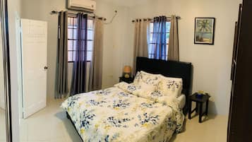 Condo Cao cấp, 2 phòng ngủ, quang cảnh một góc biển, cạnh hồ bơi | Quang cảnh từ phòng