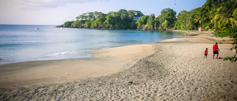 Ranta lähistöllä, valkoista hiekkaa