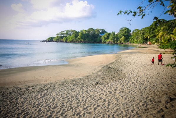 Playa en los alrededores y playa de arena blanca 