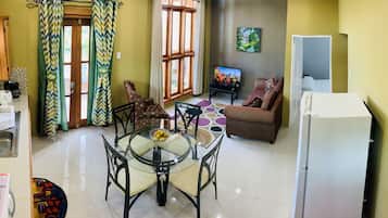 Condo Cao cấp, 2 phòng ngủ, quang cảnh một góc biển, cạnh hồ bơi | Quang cảnh từ phòng